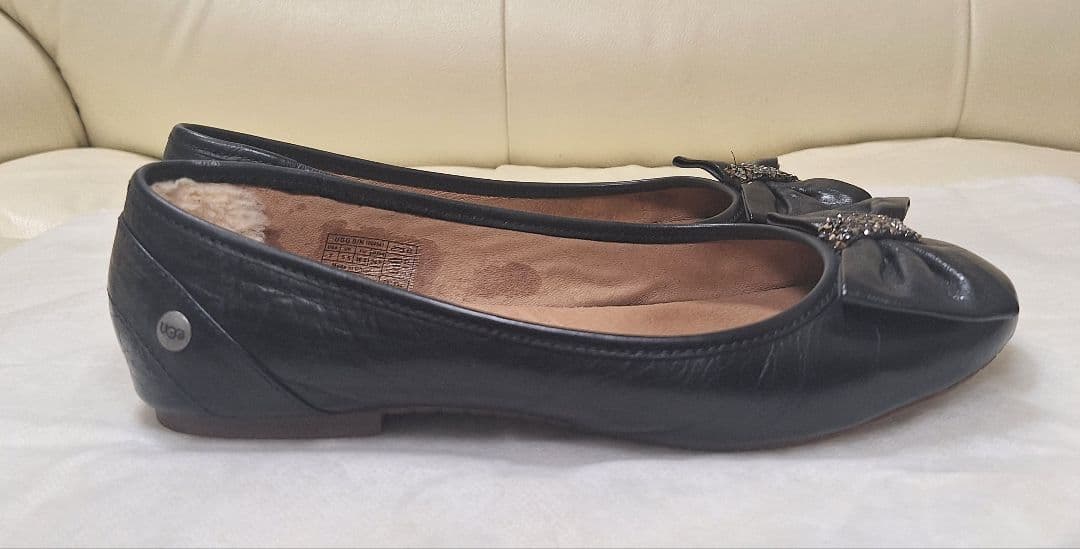 ugg アグ 24cm フラットシューズ 黒　スワロフスキー