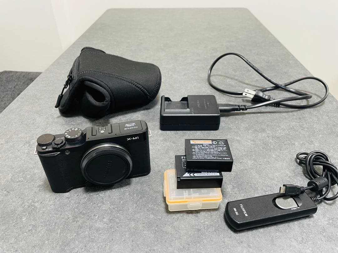 Fujifilm X-M1 ミラーレスカメラ [ボディのみ]本体と付属品