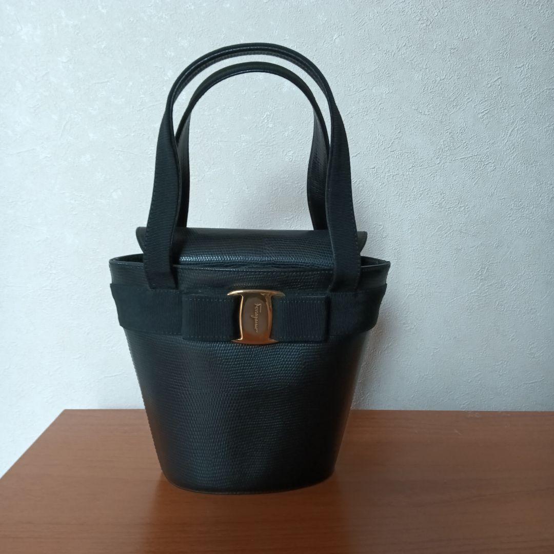 フェラガモ　バック