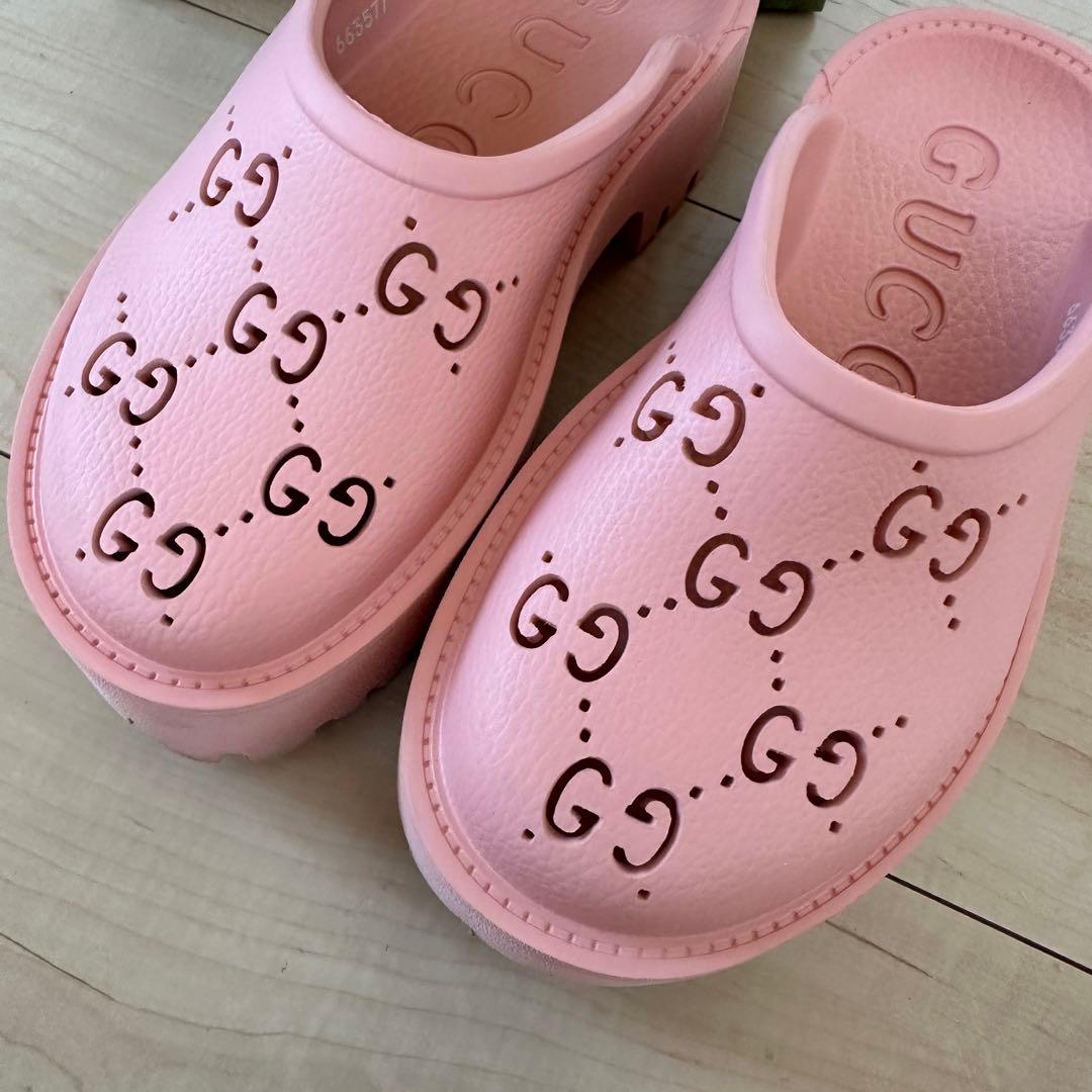 GUCCI パーフォレーテッドG プラットフォームサンダル 663577