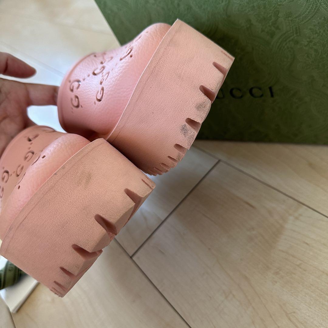 GUCCI パーフォレーテッドG プラットフォームサンダル 663577