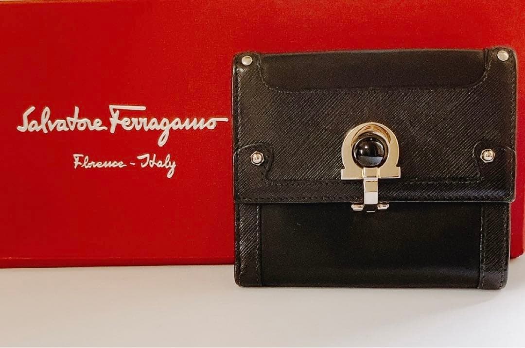 サルヴァトーレフェラガモ Ferragamo 折り財布　ブラック　二つ折り