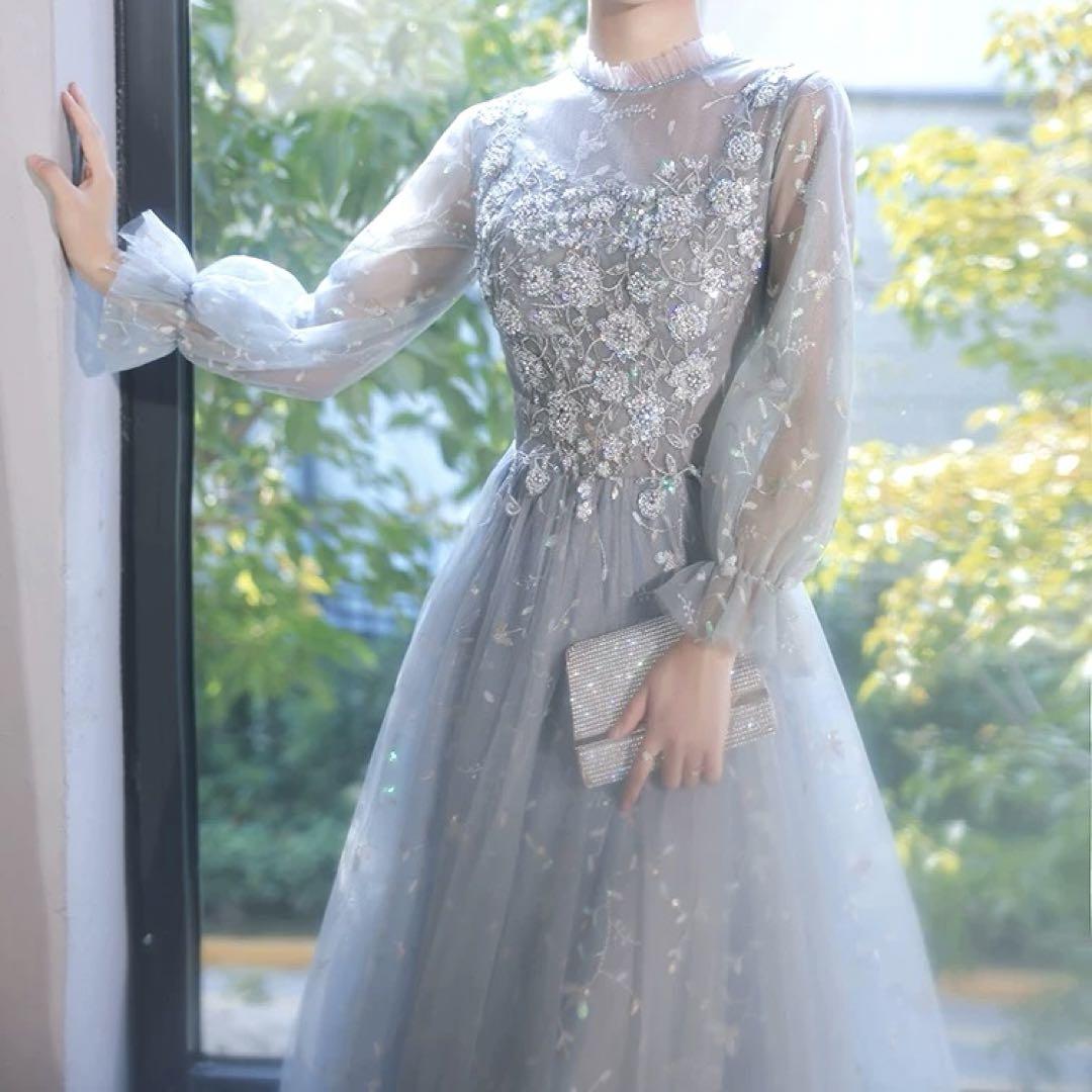 花柄の散りばめられた 美しい 長袖 イブニングドレス♩.•